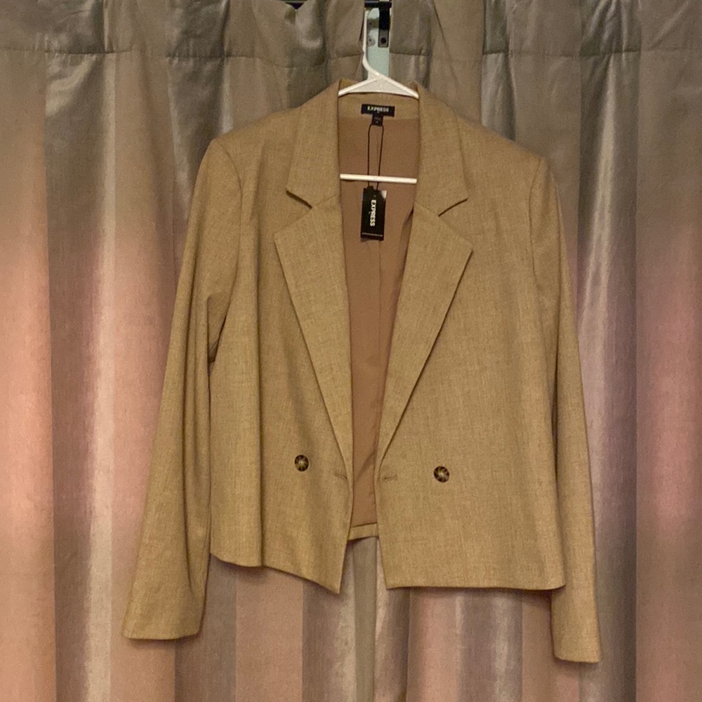 NWT camel blazer. Relaxed fit, size M. Never worn!